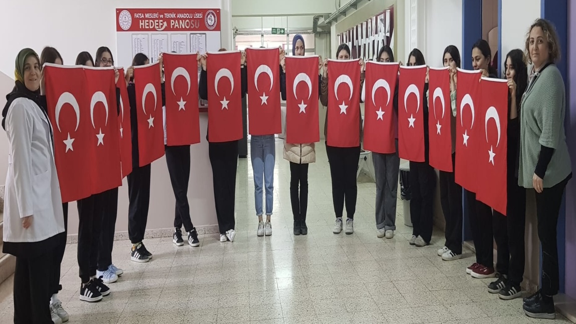 Moda Teknolojileri Alanı Öğrencilerinden Türk Bayrağı Dikimi